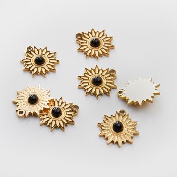 Zawieszka ze stali chirurgicznej słoneczko z onyksem w kolorze złotym 17mm PVD