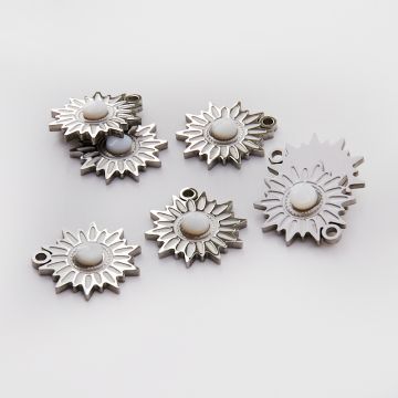 Zawieszka ze stali chirurgicznej słoneczko masą perłową w kolorze srebrnym 17mm