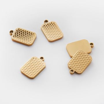 Zawieszka ze stali chirurgicznej grawerowana prostokąt we wzorki w kolorze złotym 15mm PVD