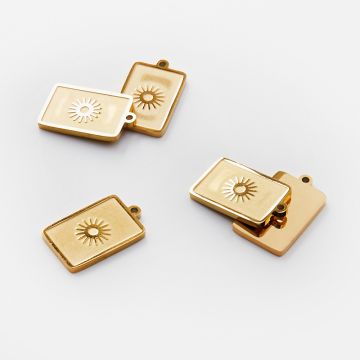 Zawieszka ze stali chirurgicznej grawerowana prostokąt ze słoneczkiem w kolorze złotym 17mm PVD