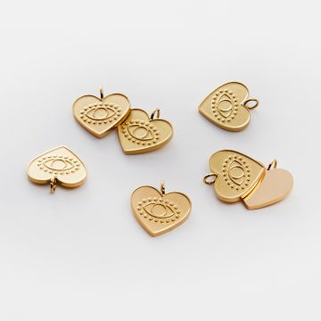 Zawieszka ze stali chirurgicznej grawerowana serce z oczkiem w kolorze złotym 15,5mm PVD