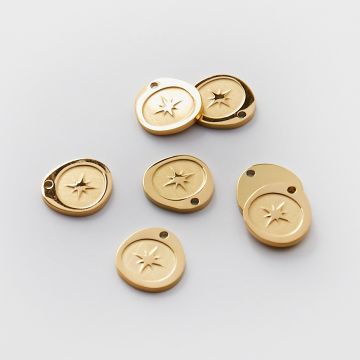 Zawieszka ze stali chirurgicznej grawerowana róża wiatrów w asymetrycznym kółku w kolorze złotym 12,5mm PVD