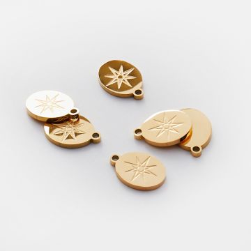 Zawieszka ze stali chirurgicznej grawerowana róża wiatrów w owalu w kolorze złotym 13mm PVD