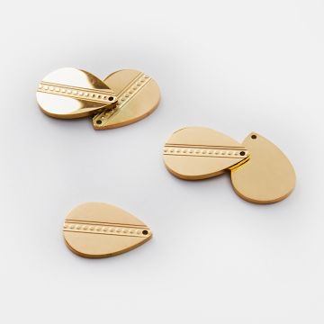 Zawieszka ze stali chirurgicznej grawerowana łezka ze wzorkiem w kolorze złotym 19mm PVD