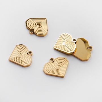 Zawieszka ze stali chirurgicznej grawerowana serce kwadratowe w kolorze złotym 14mm PVD