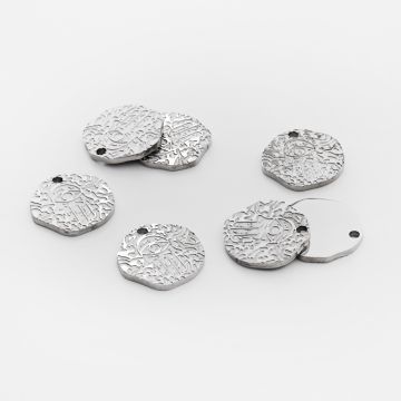 Zawieszka ze stali chirurgicznej grawerowana ręka fatimy w kółku w kolorze srebrnym  14,5mm