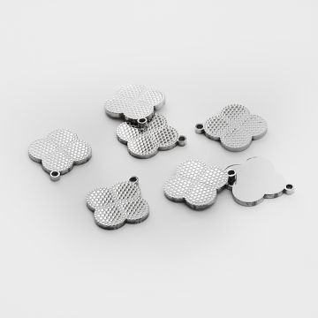 Zawieszka ze stali chirurgicznej grawerowana koniczyna marokańska w kolorze srebrnym 17mm