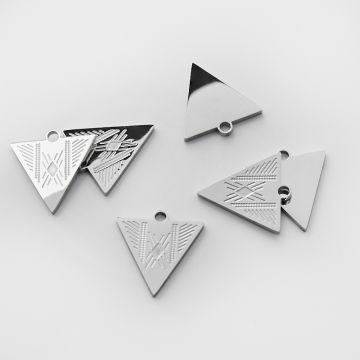 Zawieszka ze stali chirurgicznej trójkąt aztecki w kolorze srebrnym 19mm