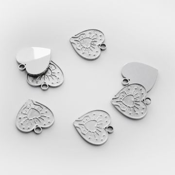 Zawieszka ze stali chirurgicznej serce ozdobne w kolorze srebrnym 18mm