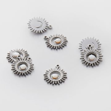 Zawieszka ze stali chirurgicznej słoneczko z masą perłową w kolorze srebrnym 20,5mm