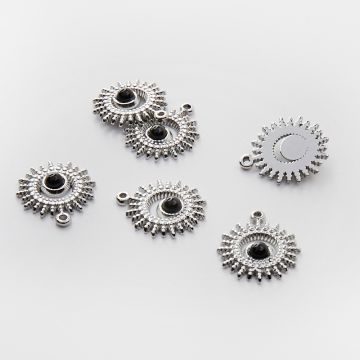 Zawieszka ze stali chirurgicznej słoneczko z onyksem w kolorze srebrnym 20,5mm