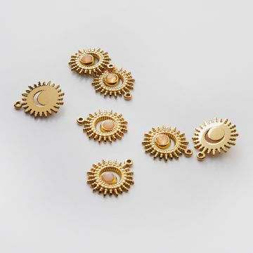 Zawieszka ze stali chirurgicznej słoneczko z różowym kryształem górskim w kolorze złotym 20,5mm PVD