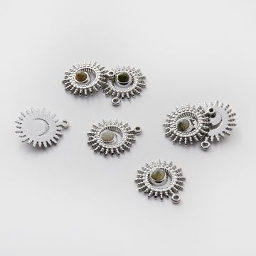 Zawieszka ze stali chirurgicznej słoneczko z labradorytem w kolorze srebrnym 20,5mm