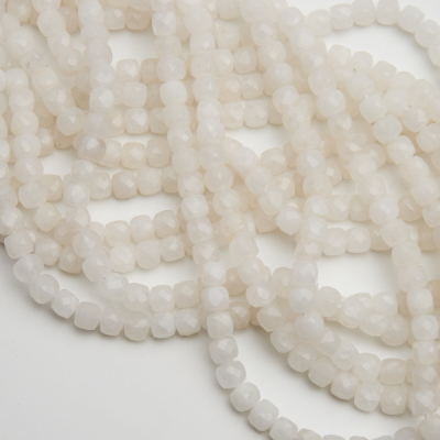 Jadeit biały kostka fasetowana 7mm