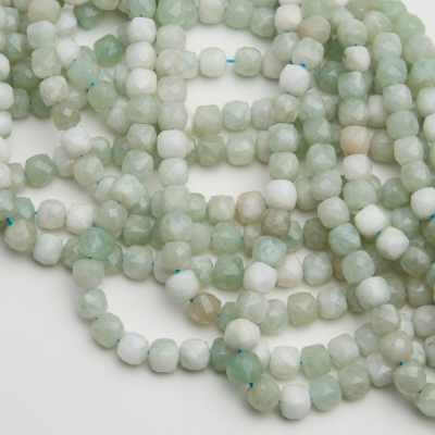 Jadeit akwamarynowy kostka fasetowana 7,5mm