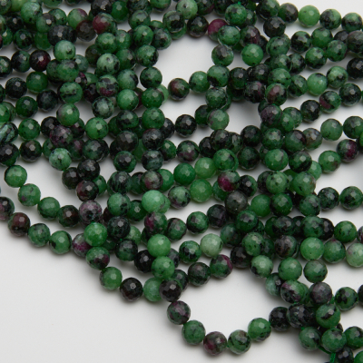 Zoisyt z rubinem kulka fasetowana 7mm