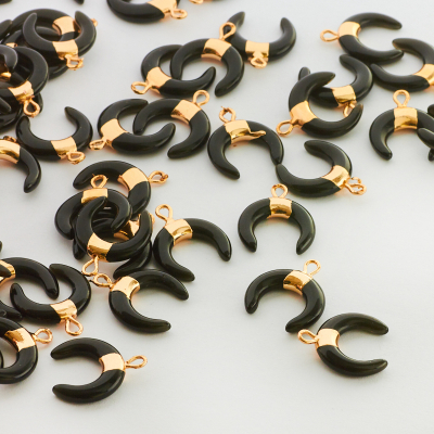 Róg obfitości z onyksu zawieszka 18mm