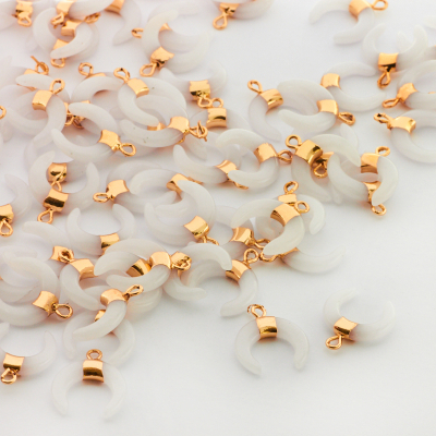 Róg obfitości z białego agatu zawieszka 18mm