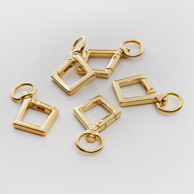 Ozdobny karabińczyk kopnięty kwadrat w kolorze zlotym 4,5cm