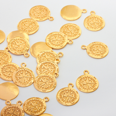 Srebrna zawieszka róża wiatrów w kółku AG925 pozłacana 16,5mm