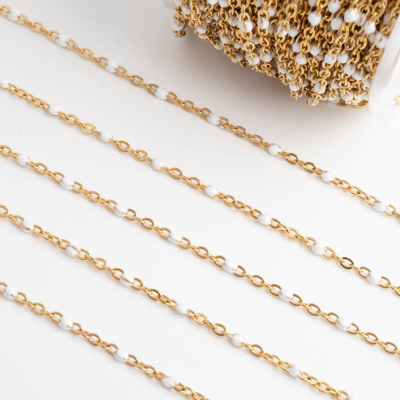 Łańcuszek ze stali szlachetnej z koralikami białymi w kolorze złotym 2mm PVD