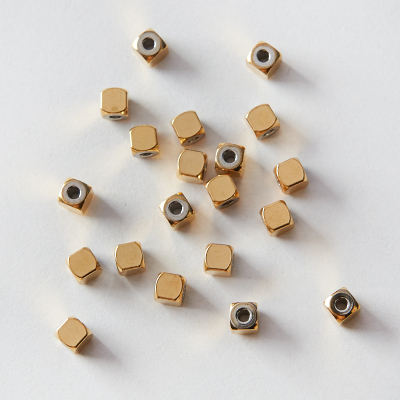 Koralik ze stali kostka ścięta 4x4mm