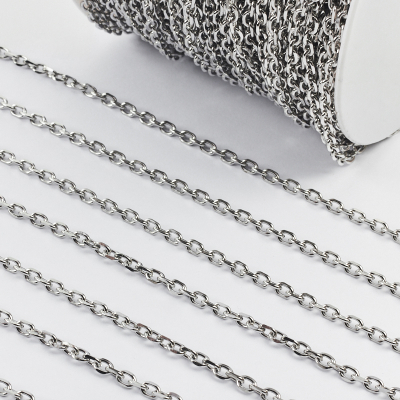 Łańcuszek ze stali szlachetnej owale fasetowane w kolorze srebrnym 5x3mm