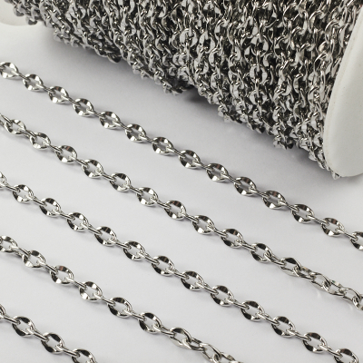 Łańcuszek ze stali chirurgicznej owale gniecione w kolorze srebrnym 7x5mm