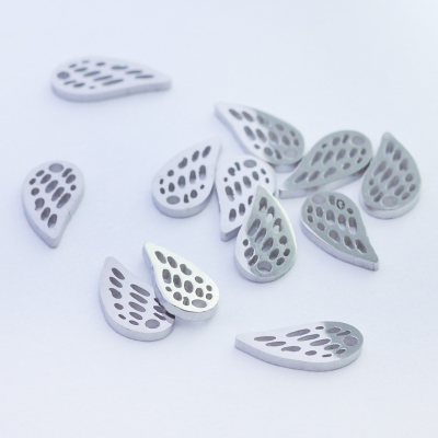 Mini zawieszka ze stali szlachetnej skrzydełko w kolorze srebrnym 7,5mm