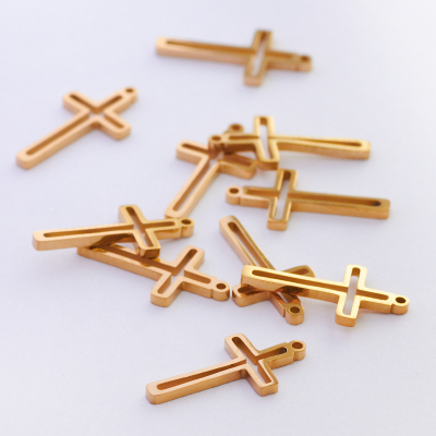 Mini zawieszka ze stali krzyżyk wycięty 16,5mm