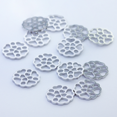 Mini zawieszka ze stali szlachetnej kółko ażurowe w kolorze srebrnym 10mm