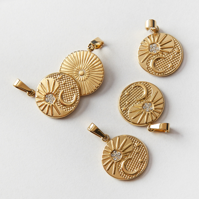 Zawieszka ze stali chirurgicznej słońce z księżycem i cyrkonią w kolorze złotym 16,5mm PVD