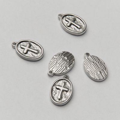 Zawieszka ze stali chirurgicznej krzyż w owalu w kolorze srebrnym 16,5mm