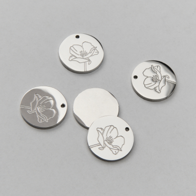 Zawieszka ze stali chirurgicznej kółko z grawerem maku w kolorze srebrnym 13mm