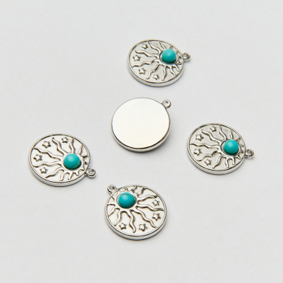 Zawieszka ze stali chirurgicznej słońce z turkusem w kolorze srebrnym 15mm