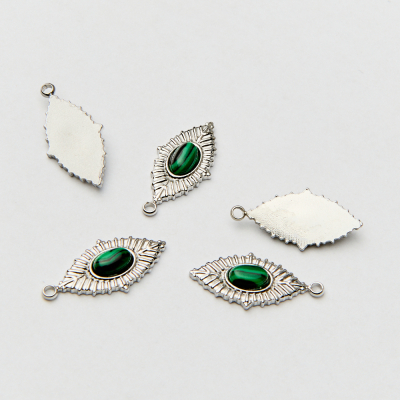 Zawieszka ze stali chirurgicznej oczko z malachitem w kolorze srebrnym 20mm