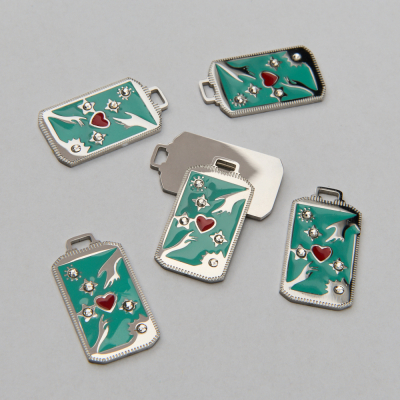 Emaliowana zawieszka ze stali chirurgicznej karta tarota dwie dłonie z sercem i cyrkoniami w kolorze srebrnym 25,5mm