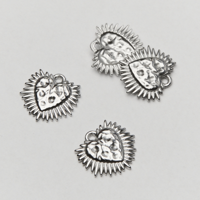 Zawieszka ze stali chirurgicznej serce z promieniami w kolorze srebrnym 14,5mm