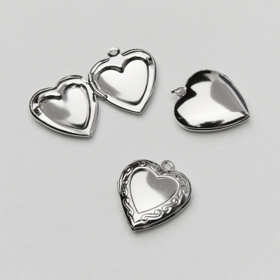 Zawieszka ze stali chirurgicznej sekretnik serce ze zdobieniami w kolorze srebrnym 22,5mm