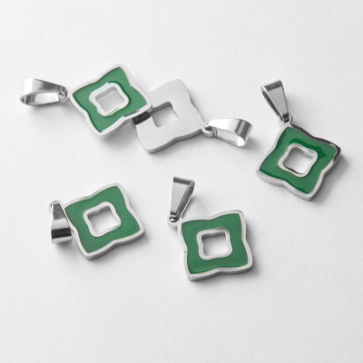 Zawieszka ze stali szlachetnej kończyna marokańska z zieloną emalią w kolorze srebrnym 17,5x15mm