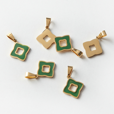 Zawieszka ze stali kończyna marokańska z zieloną emalią 17,5x15mm