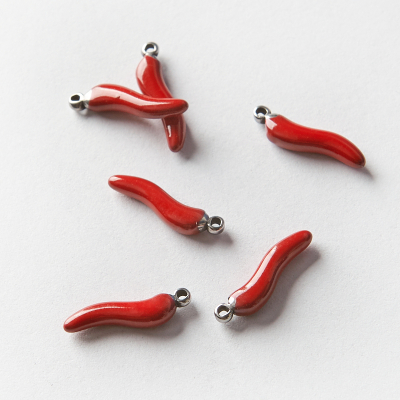 Zawieszka ze stali szlachetnej emaliowana papryczka chilli w kolorze srebrnym 15mm