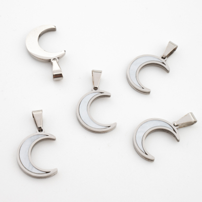 Zawieszka ze stali księżyc z masą perłową 18x13mm