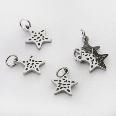 Mini zawieszka ze stali szlachetnej gwiazdka ażurowa w kolorze srebrnym 9mm