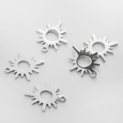 Zawieszka ze stali szlachetnej słoneczko w kolorze srebrnym 17mm