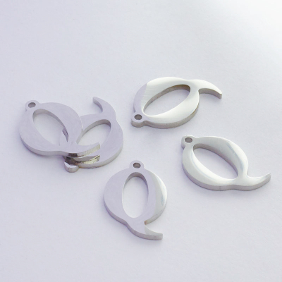 Zawieszka ze stali literka Q 14,1mm