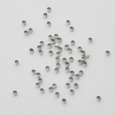 Zacisk z dużą dziurką z mosiądzu w kolorze srebrnym 2x1,5mm