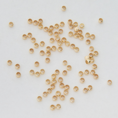 Zacisk z dużą dziurką z mosiądzu w kolorze złotym 2x1,5mm