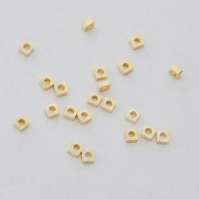 Przekładka kwadracik z mosiądzu w kolorze złotym 2x1mm