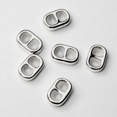 Stoper z silikonem ósemka do sznurków i rzemieni z mosiądzu w kolorze srebrnym 12,5x8mm